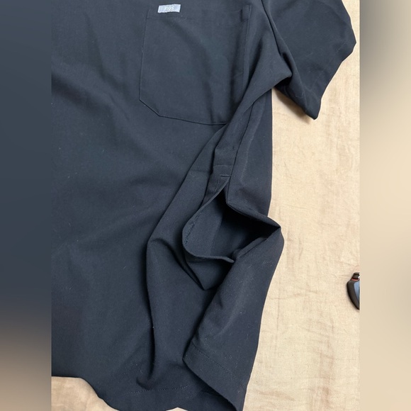 FIGS Men's Black V-Neck scrub top with side pockets - Picture 4 of 8
